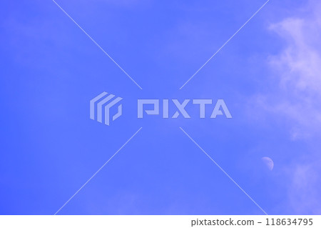Clouds and the moon floating in the blue sky (background material) Clouds and the moon floating in the blue sky (background material) 118634795