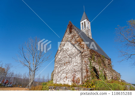 An ivy-covered church in the idyllic village of Hirugano Plateau in autumn in Gujo City, Gifu Prefecture 118635288