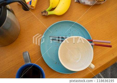 Plates left on the table after a meal 118636195