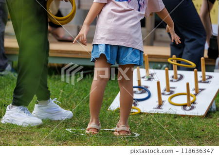 一個女孩在公園裡玩拋環的後視圖 118636347