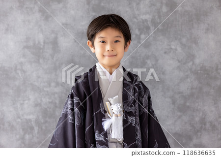 穿著和服的 5 歲男孩 穿著和服的 5 歲男孩 118636635