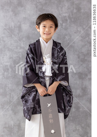 Boy wearing a kimono for Shichigosan, 5 years old 118636638
