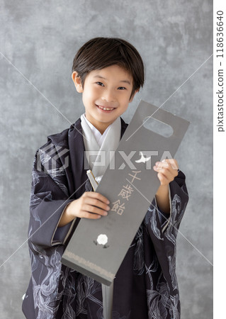 Boy wearing a kimono for Shichigosan, 5 years old 118636640
