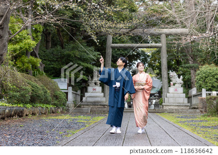 Kimono-clad men and women strolling through the shrine Kimono-clad men and women strolling through the shrine 118636642