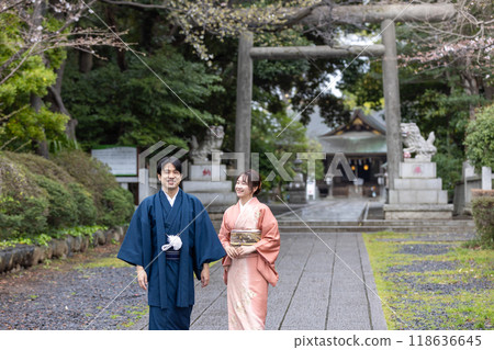 Kimono-clad men and women strolling through the shrine 118636645