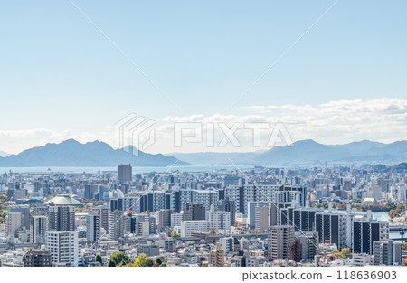 廣島縣廣島市 - 廣島市陽光明媚的城市景觀（宮島方向） 118636903