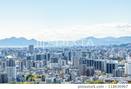 廣島縣廣島市 - 廣島市陽光明媚的城市景觀（宮島方向） 118636907