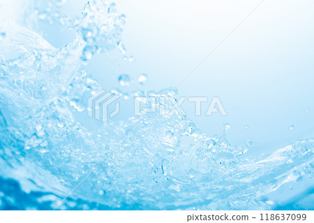 濺起的水花在藍色背景上像波浪一樣舞動。 濺起的水花在藍色背景上像波浪一樣舞動。 118637099