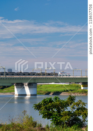 從多摩川河岸看到的小田急線登戶風景 118637708