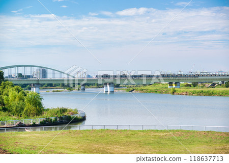 從多摩川河岸看到的小田急線登戶風景 從多摩川河岸看到的小田急線登戶風景 118637713