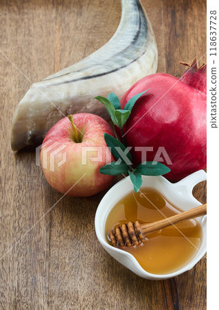 Rosh Hashanah Symbols. Pomegranate, apple, honey and shofar on wooden surface symbolizing Jewish New Year. 118637728
