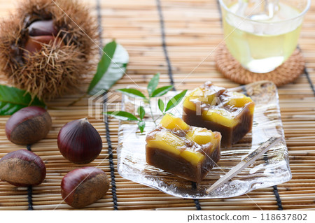 蒸栗羊羹 - 秋季日式甜點 蒸栗羊羹和冷茶 蒸栗羊羹 - 秋季日式甜點 蒸栗羊羹和冷茶 118637802