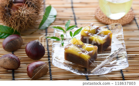 蒸栗羊羹 - 秋季日式甜點 蒸栗羊羹和冷茶 118637803