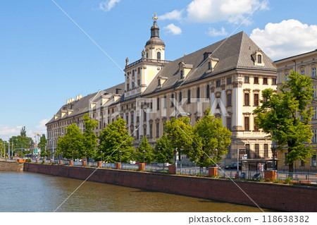 The University of Wroclaw alongside the Oder River 118638382