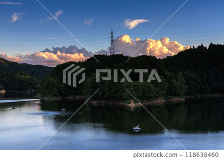奈良市東部布雲水壩的初秋傍晚景色，在水庫對岸的夕陽下閃耀著金色的光芒②。 118638460