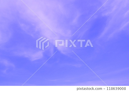 白雲在藍天蔓延（背景素材） 118639008