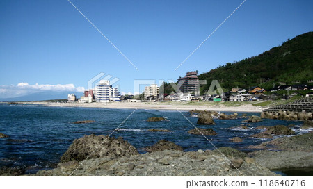 藍天、碧海、白沙灘的湯之濱溫泉街和鳥海山 藍天、碧海、白沙灘的湯之濱溫泉街和鳥海山 118640716