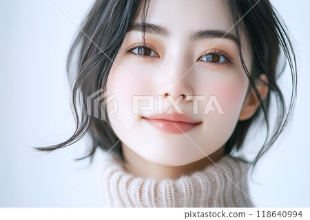 A short-haired woman with a natural smile 118640994