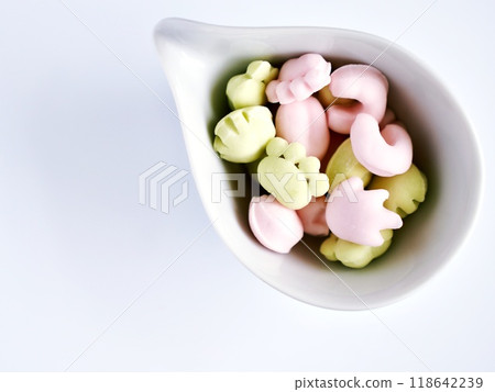 Colorful gummy bears in the shape of animal paw prints 118642239