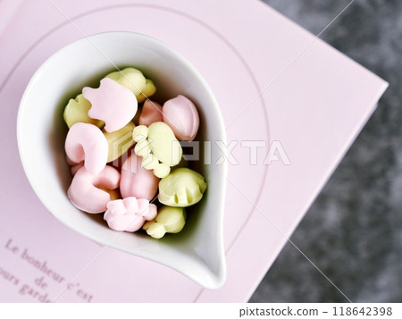 Colorful gummy bears in the shape of animal paw prints 118642398