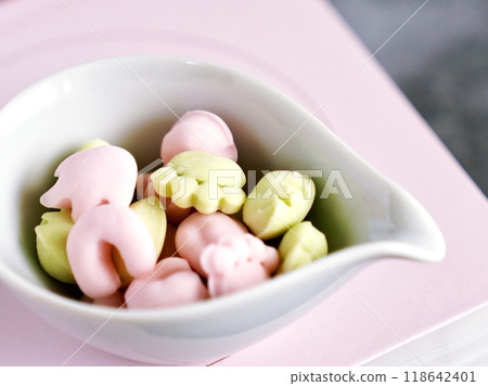 Colorful gummy bears in the shape of animal paw prints 118642401
