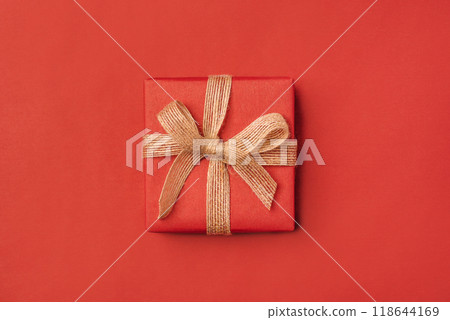 Gift boxe with bow on a red backdrop. Top view. Gift boxe with bow on a red backdrop. Top view. 118644169