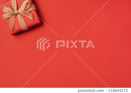 Gift boxe with bow on a red backdrop. Top view. Gift boxe with bow on a red backdrop. Top view. 118644173