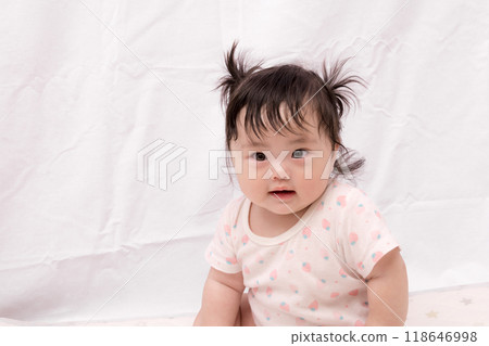 [Sitting baby with twin tails] 118646998