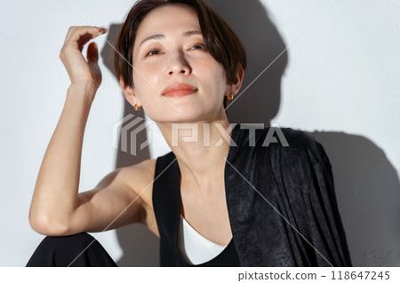 cool beauty female 118647245