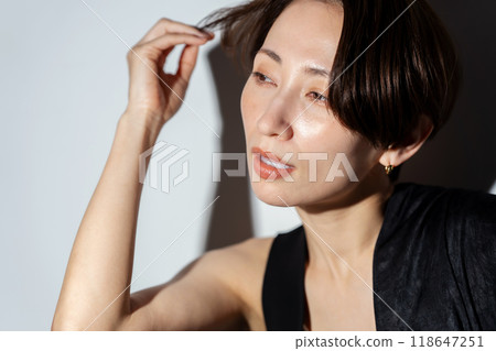 cool beauty female 118647251