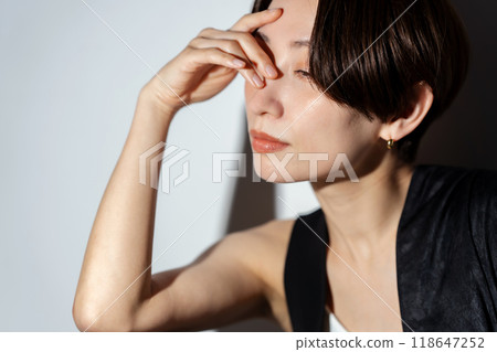 cool beauty female 118647252