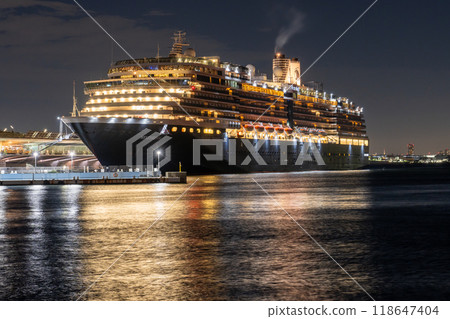 Kanagawa Prefecture: Night view of Osanbashi Pier and an anchored luxury cruise ship 118647404
