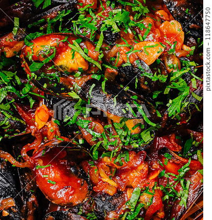Steamed black mussels with tomato sauce and parsley garnish 118647750
