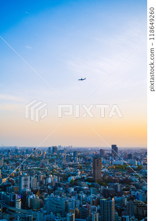 日本東京 — 2024年4月14日：從東京港區麻布台山（東京塔）上空飛過的飛機上看到的城市景觀。 118649260