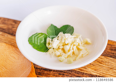 Minced garlic and curry leaves Minced garlic and curry leaves 118649386