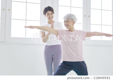 Yoga instructor teaching elderly women 118649581