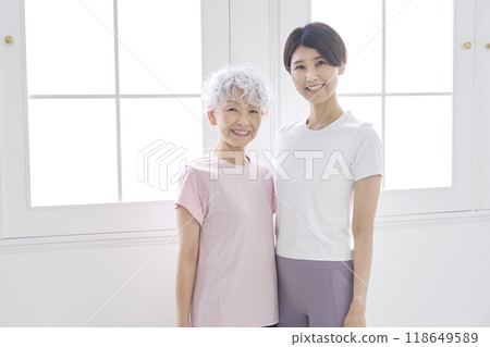 Elderly and middle-aged women wearing sportswear looking at camera 118649589