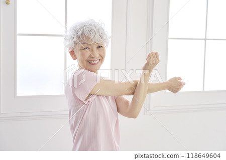 老婦人伸展雙臂 118649604