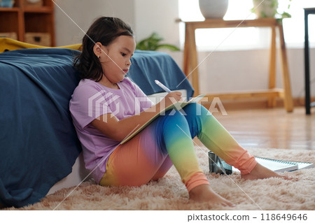 Child Drawing In Her Free Time 118649646