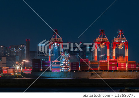 Night port scene with cranes, container ships and loading vessels 118650773