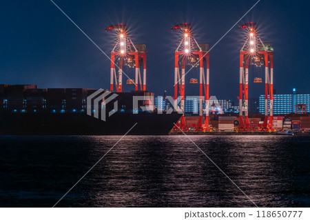 有起重機、貨櫃船和裝載船的夜港場景 有起重機、貨櫃船和裝載船的夜港場景 118650777