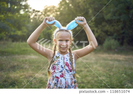 llittle girl  play bunnies on an Easter egg hunt 118651074