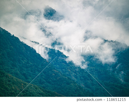 層層疊疊的山與白雲 層層疊疊的山與白雲 118651215