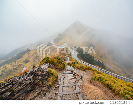 起霧的登山步道 118651254