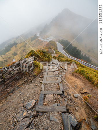 起霧的登山步道 118651281