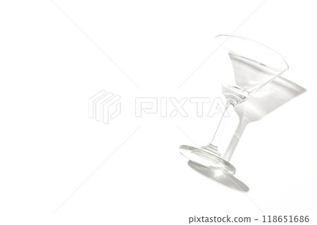 在白色背景上拍攝雞尾酒杯 118651686