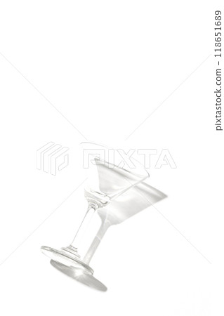 在白色背景上拍攝雞尾酒杯 在白色背景上拍攝雞尾酒杯 118651689