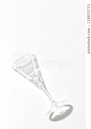 在白色背景上拍攝雞尾酒杯 118651713
