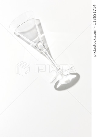 在白色背景上拍攝雞尾酒杯 118651714