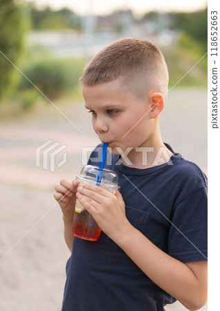 A boy drinks a cold bubble tea 118652663